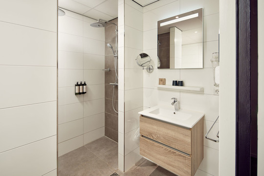 deluxe room balcony bathroom