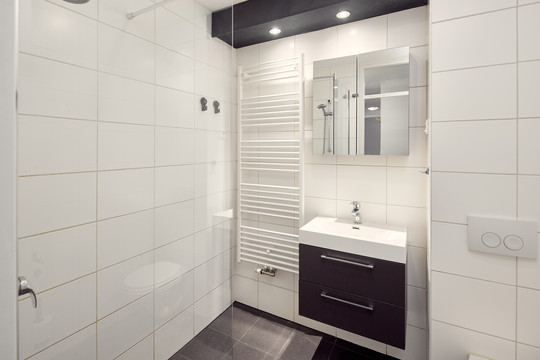Neat bathroom